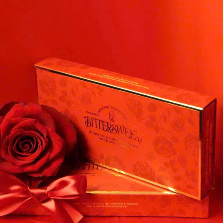 The "Rose" Valentine Gift Set, featuring 10 chocolate flavors as rich as your love, is the perfect romantic Valentine's gift box for your lover, filled with delicious Valentine's chocolate.