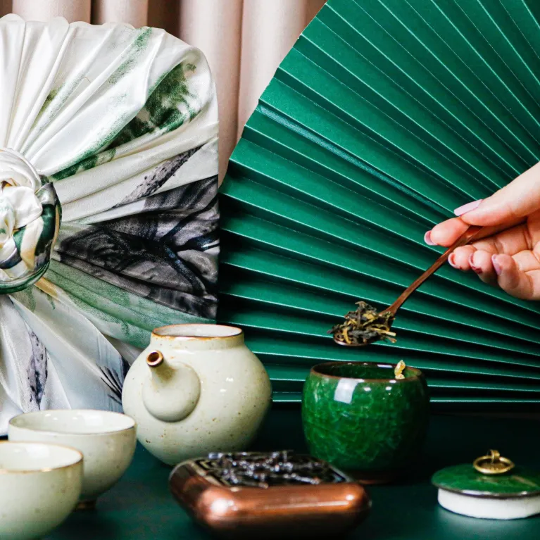 Hộp Quà "Peace Of Mind" – bí quyết cho những phút yên bình, với hộp quà mây tre thủ công chứa bộ uống trà thanh lịch và bộ trầm hương thư giãn, tạo nên set quà cao cấp đậm chất Việt Nam, hoàn hảo để gửi tặng sự an nhiên và tinh tế