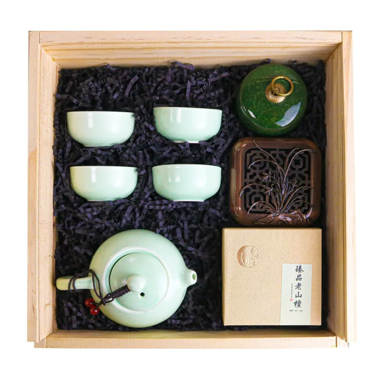 The "Peaceful Bliss" Gift Box is a luxurious expression of the passion for tea ceremonies, featuring an elegant tea set and agarwood gift set, all beautifully presented in a premium wooden box—an exquisite and unique birthday gift for any occasion.