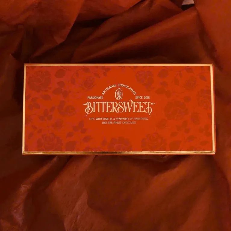 The "Rose" Valentine Gift Set, featuring 10 chocolate flavors as rich as your love, is the perfect romantic Valentine's gift box for your lover, filled with delicious Valentine's chocolate.