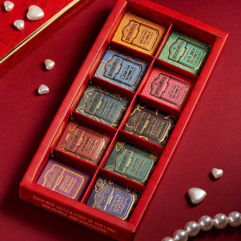 The "Rose" Valentine Gift Set, featuring 10 chocolate flavors as rich as your love, is the perfect romantic Valentine's gift box for your lover, filled with delicious Valentine's chocolate.