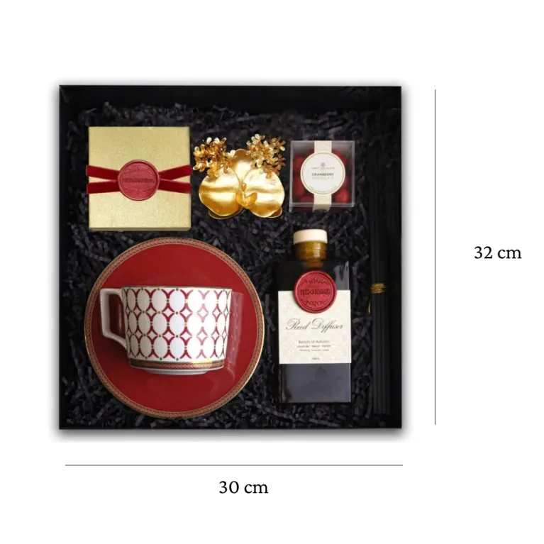 Set Quà "Premium Lifestyle" là sự kết hợp tinh tế giữa hộp quà trà, chén đĩa sang trọng, socola ngọt ngào và tinh dầu thư giãn, mang đến những phút giây đáng sống món quà Valentine ý nghĩa cho người yêu hoặc quà tặng tinh tế dành cho phái đẹp.