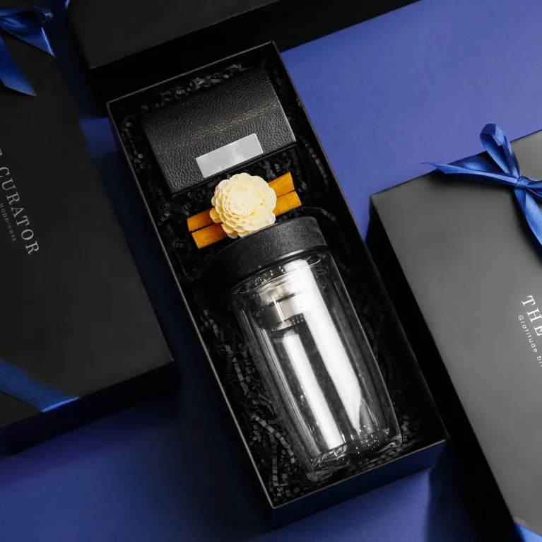 The Glass Bottle & Card Holder Gift Set exudes professional style and daily sophistication, making it the perfect gift for him, a boyfriend, or a male boss, elegantly presented in a sleek black gift box