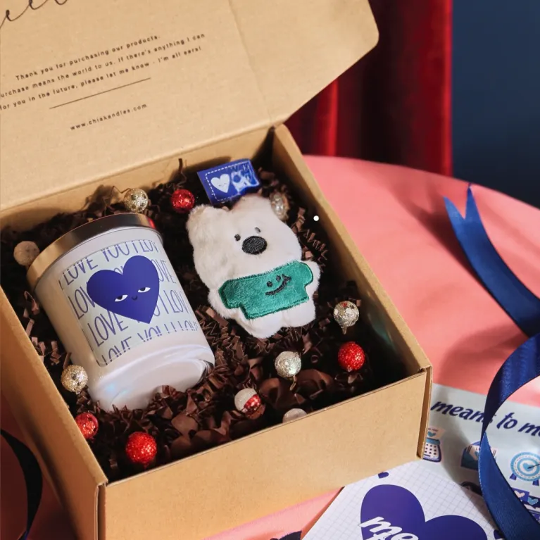 Hộp Quà Tặng Valentine Nến Thơm Cỡ Nhỏ & Móc Khóa Gấu Cho Bạn Trai – điều nhỏ bé nhưng đủ khiến chàng rung động, là hộp quà Valentine tinh tế dành riêng cho nam, gửi gắm yêu thương trọn vẹn