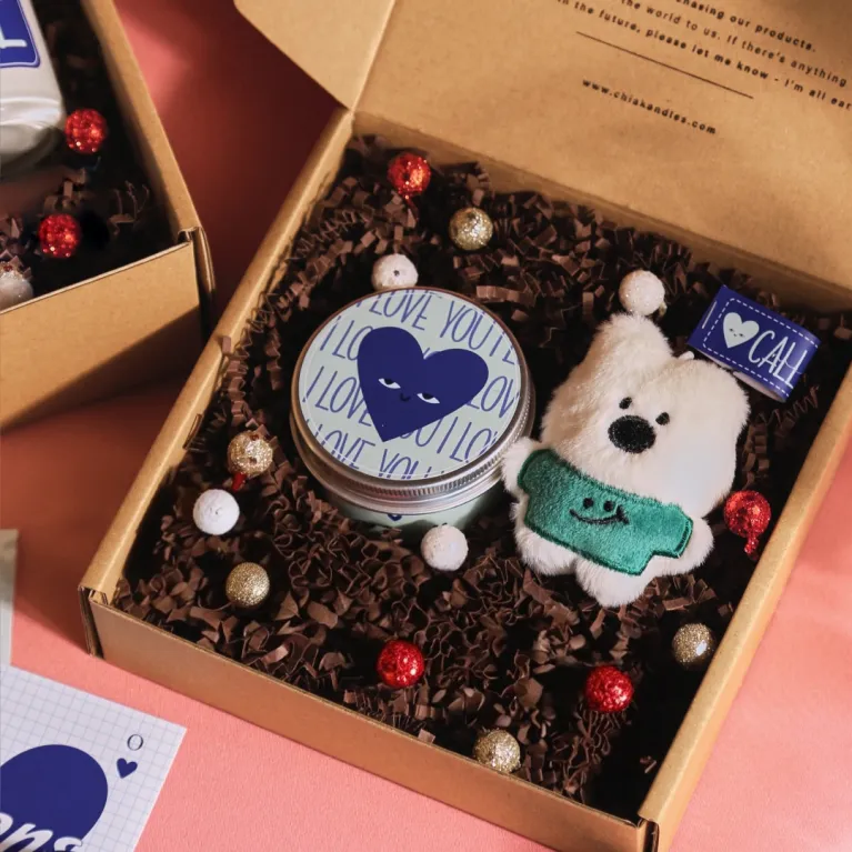 Surprise him with the Valentine Gift Set for Boyfriend, featuring a scented candle and bear keychain, a heartfelt Valentine's gift box for him that will make his heart skip a beat - the perfect gift for your lover on this special day.