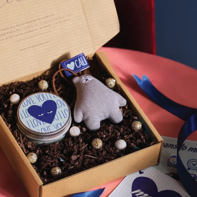 Surprise him with the Valentine Gift Set for Boyfriend, featuring a scented candle and bear keychain, a heartfelt Valentine's gift box for him that will make his heart skip a beat - the perfect gift for your lover on this special day.