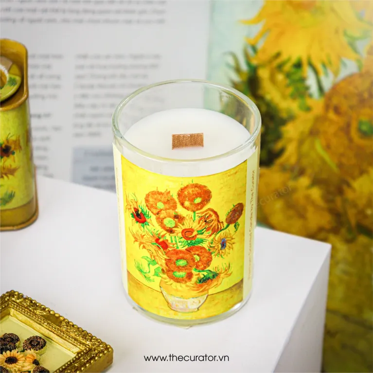 Set Quà "Cảm Hứng Van Gogh" – dấu ấn nghệ thuật trên từng tặng phẩm, với hộp quà nến thơm tranh Van Gogh làm từ sáp đậu nành lành tính, là lựa chọn hoàn hảo cho cả nam và nữ, mang đến không gian thư giãn đầy cảm xúc.