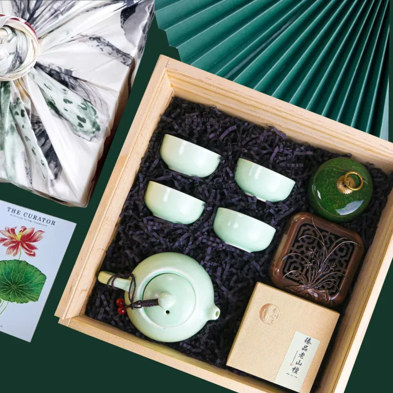 The "Peaceful Bliss" Gift Box is a luxurious expression of the passion for tea ceremonies, featuring an elegant tea set and agarwood gift set, all beautifully presented in a premium wooden box—an exquisite and unique birthday gift for any occasion.