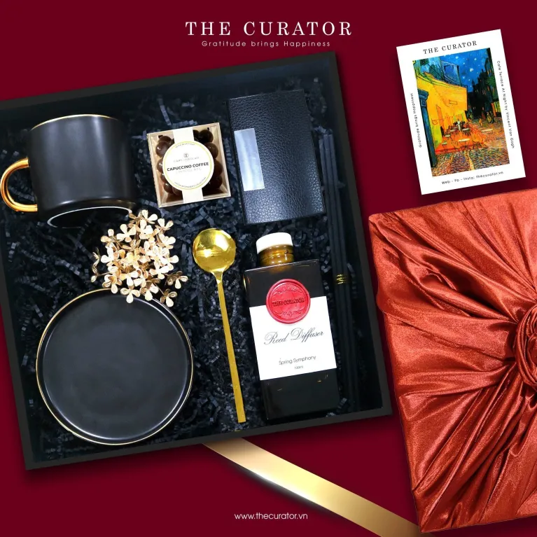 The "Charisma" Gift Box embodies the perfect gentleman's aura, featuring an essential oil gift set, a sleek ceramic teacup, a refined card holder, and delectable chocolate - a sophisticated gift for him or a thoughtful gift for your boyfriend.