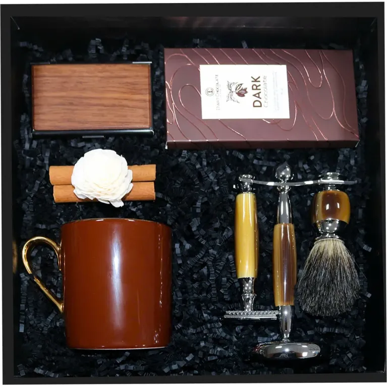 Hộp Quà "Fit For A King" với set quà đồ cạo râu cao cấp, card holder sang trọng, socola thượng hạng & ly sứ tinh tế, lựa chọn hoàn hảo cho quà cho nam, đặc biệt là quà tặng bạn trai sang trọng.