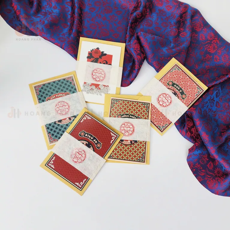 Thiệp "Xuân Phàm" Phiên Bản "Hồng Phát" với họa tiết truyền thống mang đậm tinh thần Việt, không chỉ là bưu thiếp Việt Nam mà còn là món quà thủ công ý nghĩa, gửi gắm lời chúc vạn sự hanh thông đến những người bạn trân quýThiệp "Xuân Phàm" Phiên Bản "Hồng Phát" với họa tiết truyền thống mang đậm tinh thần Việt, không chỉ là bưu thiếp Việt Nam mà còn là món quà thủ công ý nghĩa, gửi gắm lời chúc vạn sự hanh thông đến những người bạn trân quý