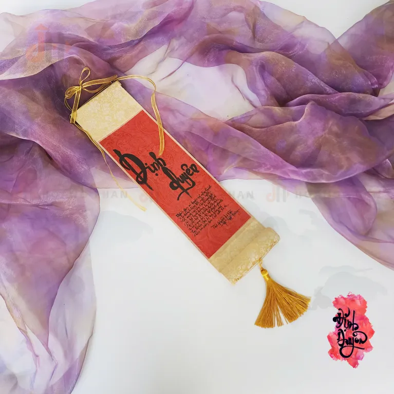Set Quà "Định Duyên" là món lễ vật đính ước mang ý nghĩa nối kết duyên lành, với sợi Đồng Tâm Kết và liễn thư, là quà Valentine độc đáo và quà tặng phong thủy đầy ý nghĩa.