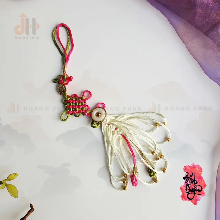 Dây Đồng Tâm Kết "Giáng Lục" – tặng phẩm của cảm xúc chân thành, không chỉ là phụ kiện trang trí mà còn mang ý nghĩa lễ vật đính ước, hoàn hảo làm quà 8/3 độc đáo, quà cho nữ đầy tinh tế, tôn vinh giá trị quà Việt Nam.
