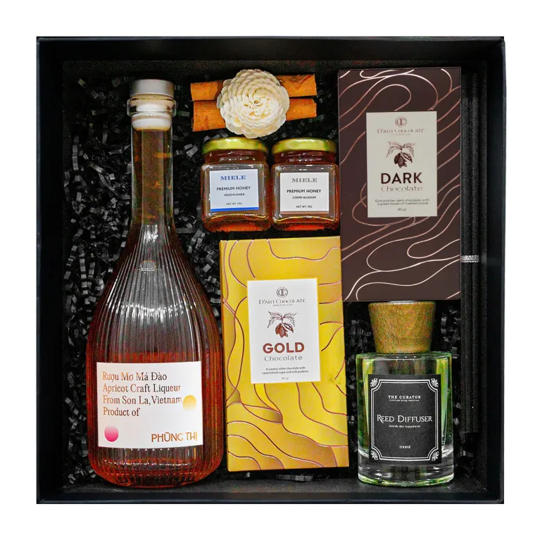 Hộp Quà "Enjoy & Cheers" mang đến niềm hân hoan qua từng tặng phẩm, với set quà rượu mơ với socola kèm mật ong và tinh dầu, là hộp quà sang trọng dành tặng cho nữ.