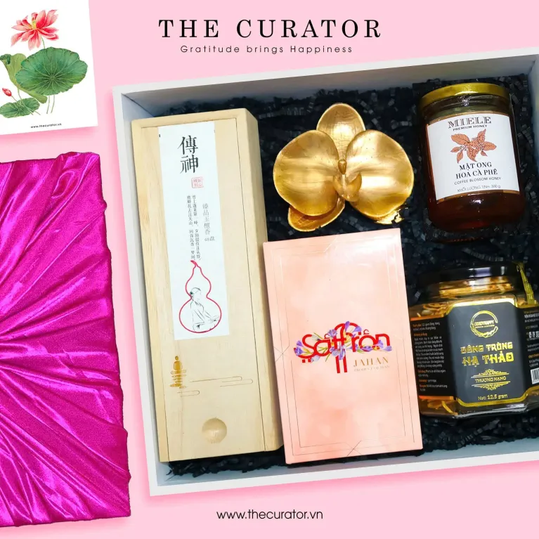 The "Health and Wellness" Gift Set, a thoughtful combination of cordyceps, saffron, agarwood, and honey, is the perfect way of expressing subtle care as a health gift or a Women's Day gift for her.