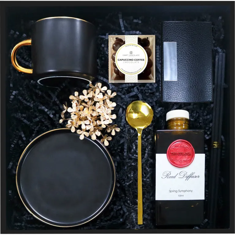 The "Charisma" Gift Box embodies the perfect gentleman's aura, featuring an essential oil gift set, a sleek ceramic teacup, a refined card holder, and delectable chocolate - a sophisticated gift for him or a thoughtful gift for your boyfriend.