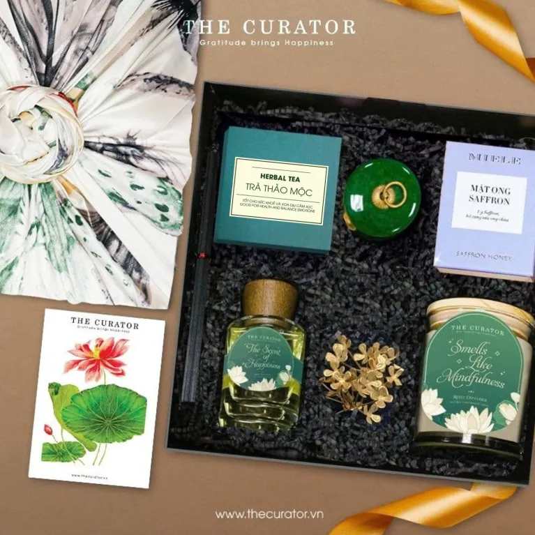 The "Peaceful Scent" Gift Set is the perfect way to share moments of relaxation, featuring a tea gift box with a soothing scented candle, saffron honey, and a thoughtful selection, making it a unique birthday gift for her