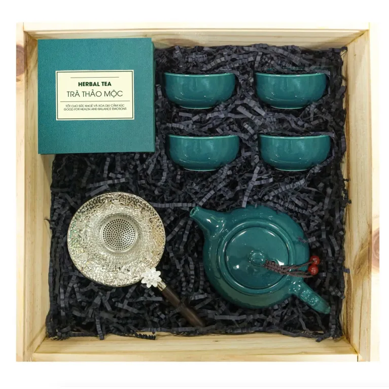 Hộp quà 'Peaceful Teatime' mang đến trải nghiệm đắm chìm vào phút thưởng trà thư thái, với set quà trà thảo mộc cùng bộ ấm trà sứ & lọc trà được đựng trong hộp gỗ sang trọng, là món quà tặng doanh nghiệp lý tưởng.