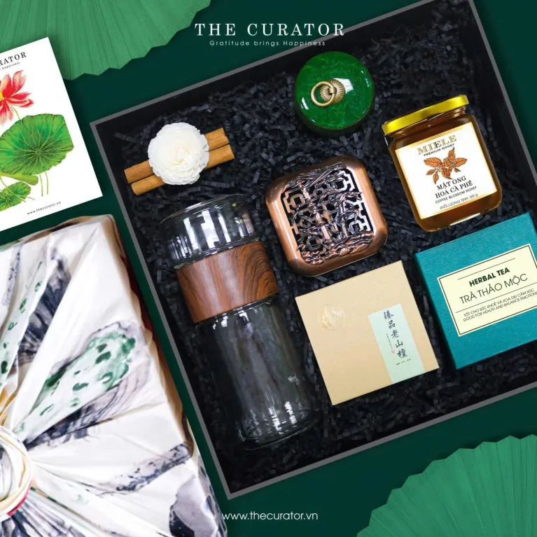 Set Quà "Zen Wellness Treatment" - Đắm mình vào cảm giác bình yên với hộp quà bình thủy tinh cùng trầm hương và set trà & mật ong. Món quà sức khỏe tinh tế, hoàn hảo dành tặng phái đẹp, mang đến sự thư giãn và an nhiên trong từng khoảnh khắc.