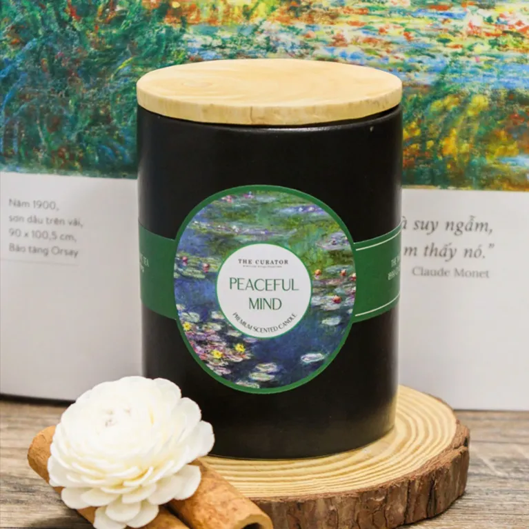 Set Quà "Peaceful Beauty" - trao trọn những vẻ đẹp thuần khiết với hộp quà tinh tế, bao gồm ly sứ vẽ tay, nến thơm và hũ đựng trà, là lựa chọn hoàn hảo dành tặng phái đẹp trong những dịp ý nghĩa.