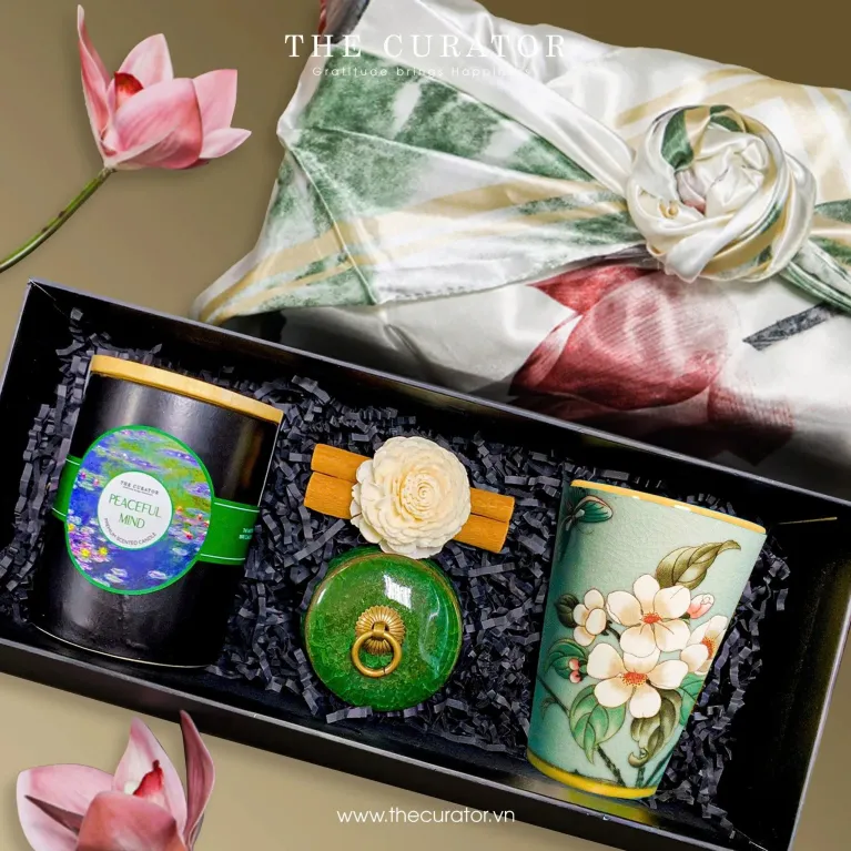 The "Peaceful Beauty" Gift Set - a perfect mark of thoughtful care - features a ceramic mug, scented candle, and tea caddy in an elegant gift box, making it a unique and heartfelt birthday gift for her.