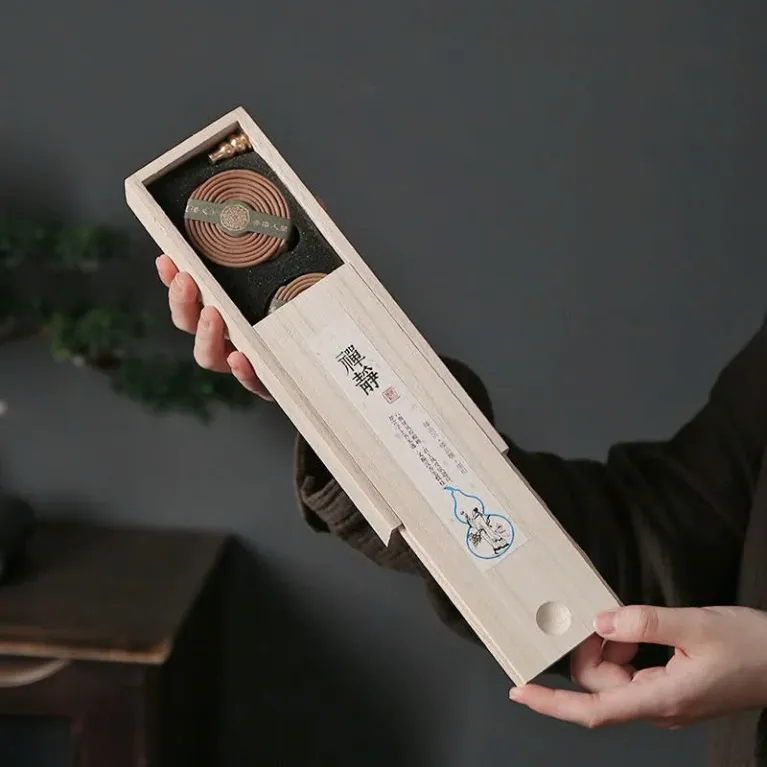 Hộp Quà "Thanh Tao" – nhẹ nhàng gửi trọn yêu thương với set quà trầm hương kèm lư xông, kết hợp cùng bộ ấm và hũ đựng trà tinh tế, được nâng niu trong hộp gỗ tinh xảo, tạo nên món quà sinh nhật cao cấp đầy ý nghĩa.