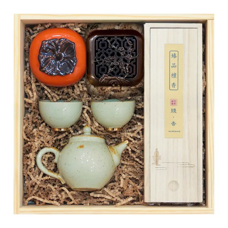 Hộp Quà "Thanh Tao" – nhẹ nhàng gửi trọn yêu thương với set quà trầm hương kèm lư xông, kết hợp cùng bộ ấm và hũ đựng trà tinh tế, được nâng niu trong hộp gỗ tinh xảo, tạo nên món quà sinh nhật cao cấp đầy ý nghĩa.