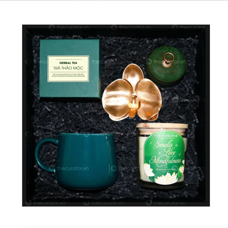The "Peaceful" Gift Set, filled with love and care, is an elegant choice for her, featuring a Women's Day gift box with herbal tea, a ceramic mug, and a scented candle - perfect for birthdays and special occasions