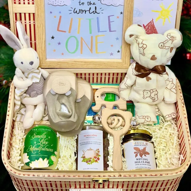 Hộp Quà "Happy Mom - Happy Baby" mang đến sự chăm sóc trọn vẹn cho cả mẹ và bé, với set quà gồm các sản phẩm thư giãn cho mẹ & chăm sóc thân thể bé, trở thành lựa chọn hoàn hảo khi tìm quà cho vợ hay quà tặng ý nghĩa cho mẹ bỉm