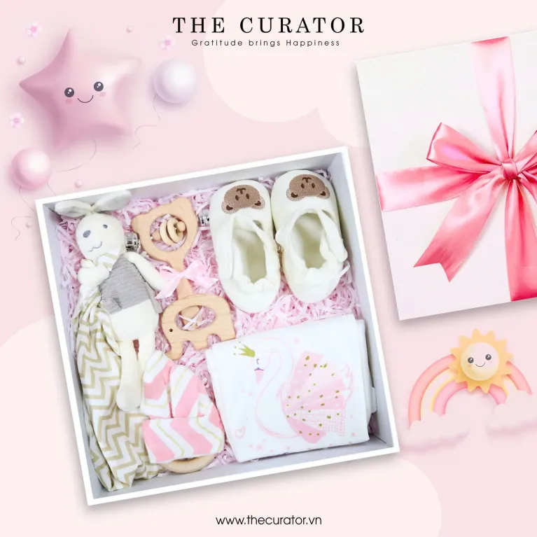 Hộp Quà "Baby Girl, Welcome to the World" – nâng niu nàng công chúa đáng yêu với set quà cho bé gái với đồ chơi, giày & quần áo, là quà cho trẻ sơ sinh đầy ý nghĩa và tràn ngập yêu thương.