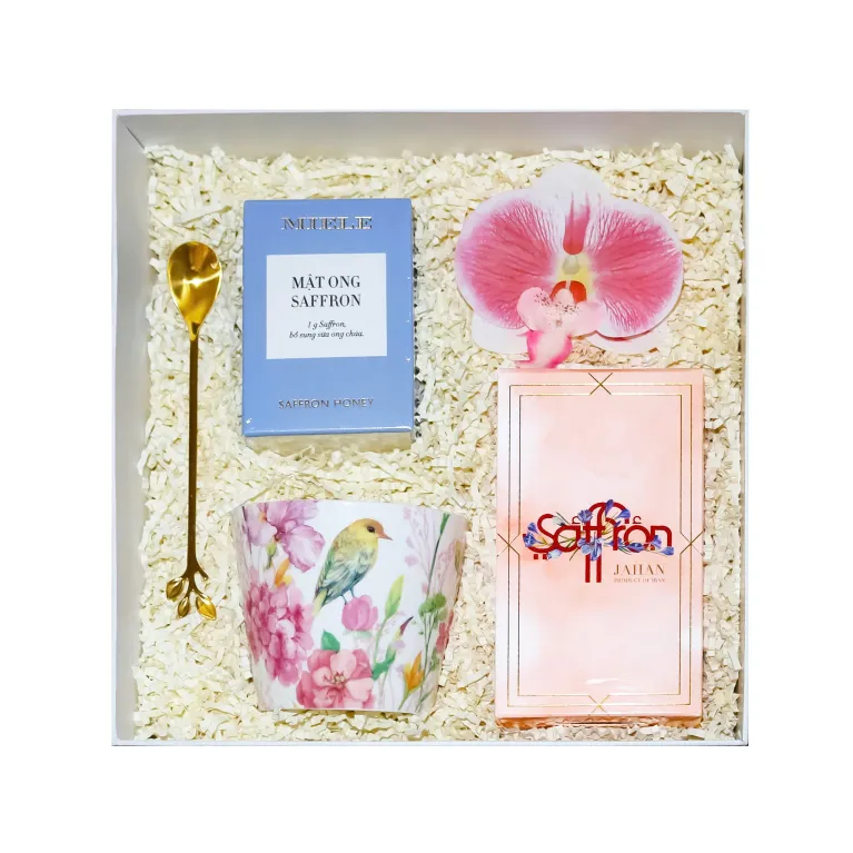 Set Quà "Blossom Flower" mang sắc màu của sự yêu thương, kết hợp nhụy hoa nghệ tây, nến thơm và ly sứ, là món quà sinh nhật tuyệt vời cho nữ, đặc biệt phù hợp làm quà tặng 8/3