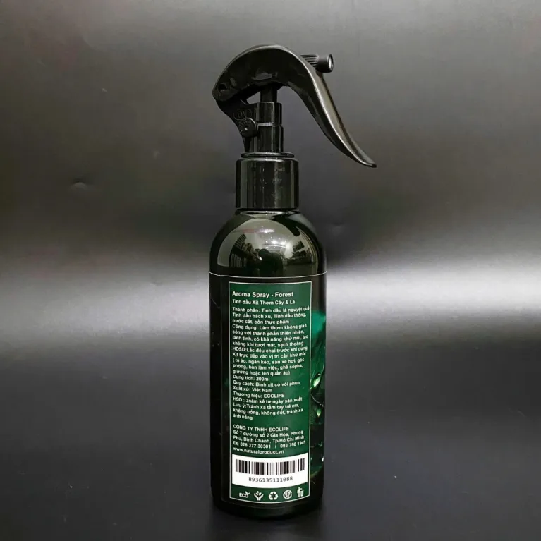 Chai xịt thơm phòng hương Forest (200ml) còn có thể dùng để khử mùi vải và xịt thơm xe hơi, với thành phần tự nhiên lành tính, an toàn cho sức khỏe.