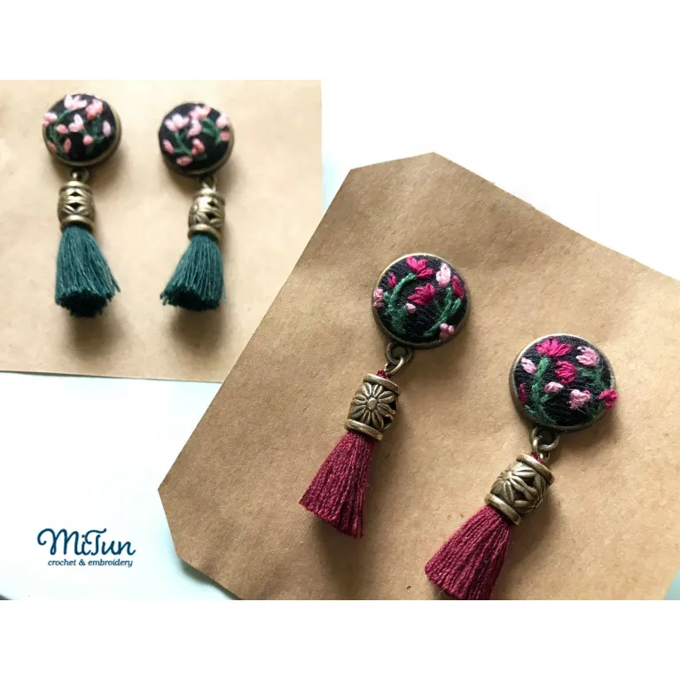 Hoa Tai Thêu Tay Tua Rua mang nét đẹp tinh tế của bông tai nghệ thuật, thêu tay tinh xảo, một phụ kiện thủ công đầy duyên dáng, hoàn hảo làm quà sinh nhật cho nữ hoặc món quà ý nghĩa dành tặng phái đẹp.