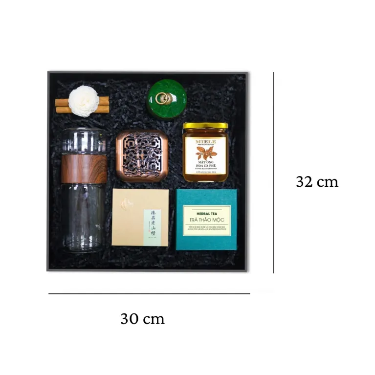 Set Quà "Zen Wellness Treatment" - Đắm mình vào cảm giác bình yên với hộp quà bình thủy tinh cùng trầm hương và set trà & mật ong. Món quà sức khỏe tinh tế, hoàn hảo dành tặng phái đẹp, mang đến sự thư giãn và an nhiên trong từng khoảnh khắc.