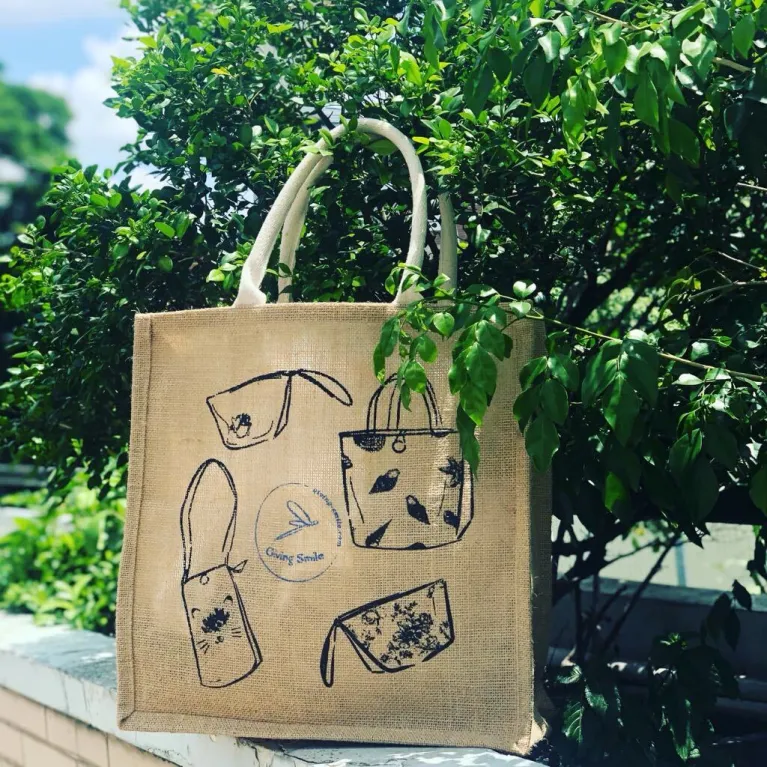 Túi Đay Họa Tiết In Trẻ Trung - một phụ kiện thời trang vintage, ghi điểm với sự tươi mới, vừa thân thiện với môi trường, vừa là món quà ý nghĩa dành tặng bạn gái và những người phụ nữ bạn yêu thương.