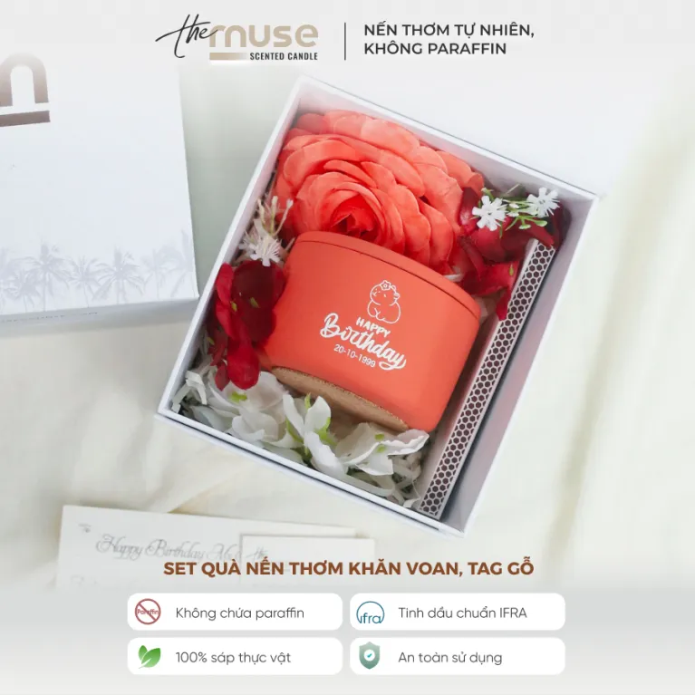 Hộp Quà Nến Thơm Cá Nhân Hóa với khắc thân nến và thông điệp ẩn, sử dụng nến thơm không parafin, là lựa chọn hoàn hảo để gửi trọn thông điệp yêu thương, tạo nên món quà 8/3 ấn tượng dành cho phái đẹp.