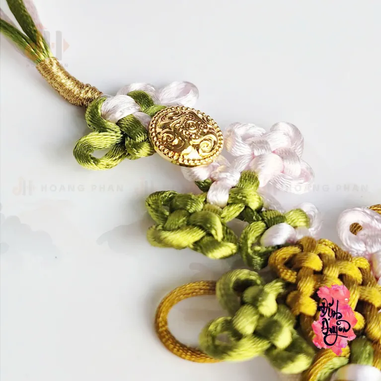 Dây Như Ý Kết Treo Phiên Bản Giáng Bích là phụ kiện truyền thống mang ý nghĩa phong thủy, giúp trao lời chúc bình an, phù hợp để trang trí không gian và trở thành món quà 8/3 độc đáo dành cho phái nữ