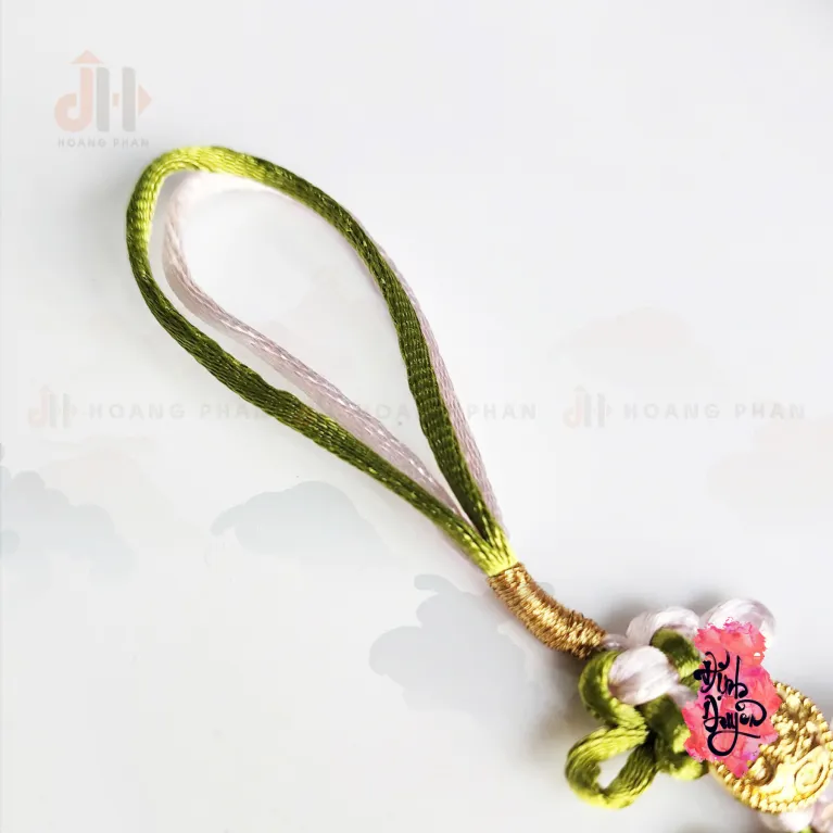Dây Như Ý Kết Treo Phiên Bản Giáng Bích là phụ kiện truyền thống mang ý nghĩa phong thủy, giúp trao lời chúc bình an, phù hợp để trang trí không gian và trở thành món quà 8/3 độc đáo dành cho phái nữ