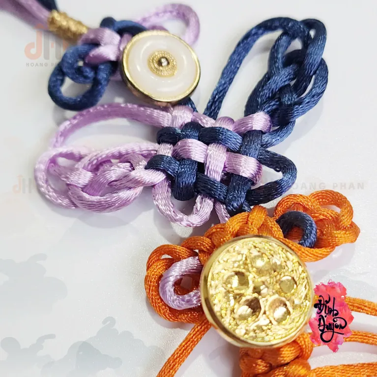 The Lilac "Cat Tuong" Knot Hanging Decoration is a beautifully crafted Vietnamese gift, blending tradition and elegance to send hopes for good fortune; as a Feng Shui-inspired decorative accessory, it makes a unique and meaningful gift for her
