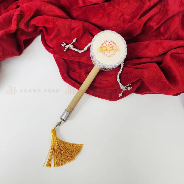 The Silver "Trường An" Vietnamese Tambourine Gift Box beautifully embodies strong cultural identity, featuring a handheld rattle drum that captures the essence of a cherished Vietnamese toy, making it a meaningful Vietnamese gift and a delightful gift for kids