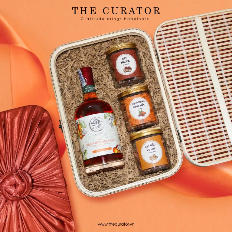 The "Prosperity & Health - Sprouted Wine" Gift Set is a Vietnamese gift that sows love through every taste, featuring a gift box with Peach Apricot Wine & Roasted Nuts - a perfect blend of flavor and tradition.