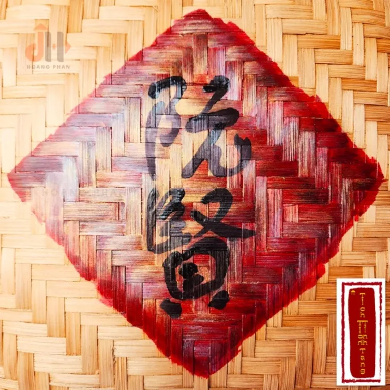 Hộp Quà "Tích Tịch Tình Tang" Phiên Bản Quy Phi Lạc Thủy – một câu chuyện tinh tế về truyền thống dân tộc, kết tinh trong set quà trà, tượng gốm & ấn phẩm, tạo nên món quà lưu niệm đậm chất văn hóa Việt.