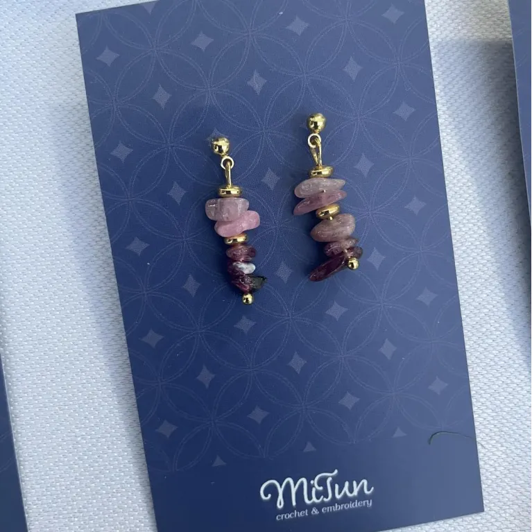 Hoa Tai Đá là mẫu bông tai độc đáo từ titan vàng, không chỉ là trang sức mà còn là món quà sinh nhật ý nghĩa dành tặng phái đẹp, tôn vinh nét duyên dáng và cá tính riêng