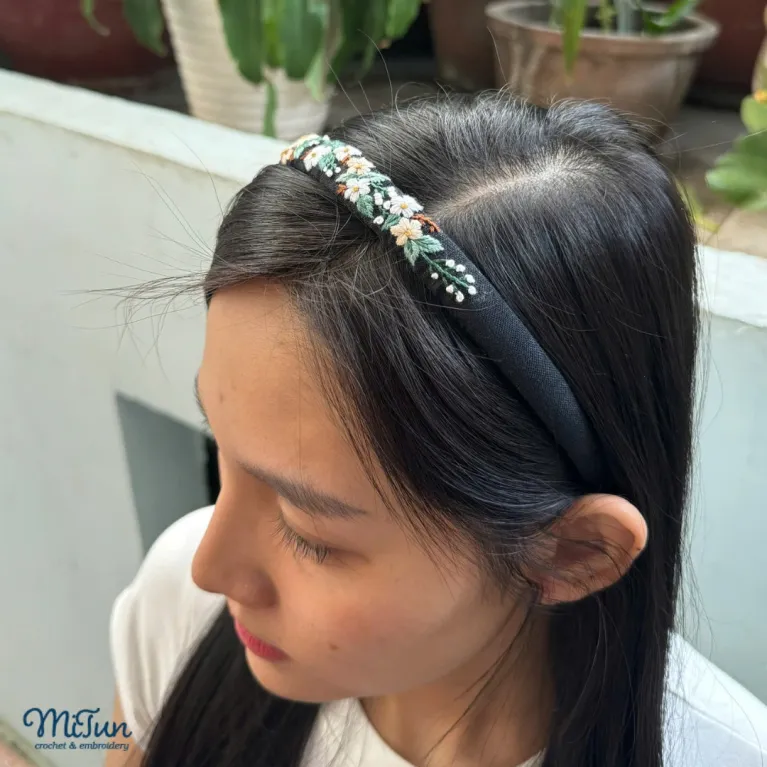 Băng Đô Thêu Hoa, giữ tóc gọn gàng mà vẫn ngập tràn tinh tế, một cài tóc nghệ thuật được chế tác thủ công, vừa là phụ kiện tóc duyên dáng vừa là món quà sinh nhật ý nghĩa dành cho phái đẹp.