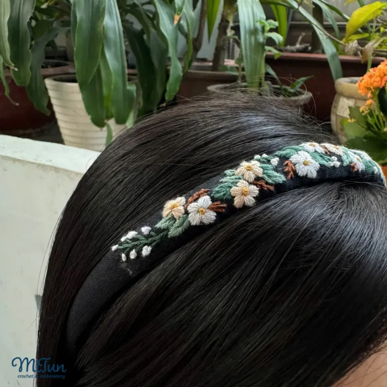 Băng Đô Thêu Hoa, giữ tóc gọn gàng mà vẫn ngập tràn tinh tế, một cài tóc nghệ thuật được chế tác thủ công, vừa là phụ kiện tóc duyên dáng vừa là món quà sinh nhật ý nghĩa dành cho phái đẹp.