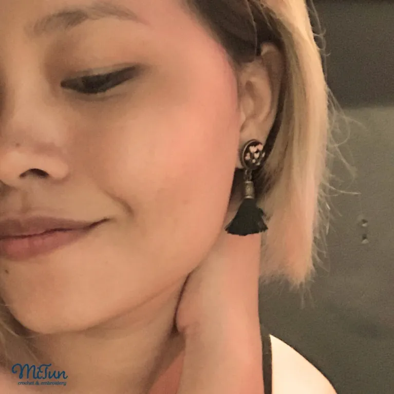 Hoa Tai Thêu Tay Tua Rua mang nét đẹp tinh tế của bông tai nghệ thuật, thêu tay tinh xảo, một phụ kiện thủ công đầy duyên dáng, hoàn hảo làm quà sinh nhật cho nữ hoặc món quà ý nghĩa dành tặng phái đẹp.