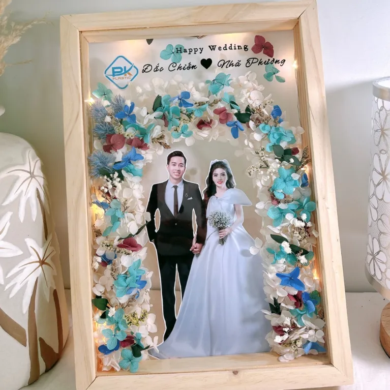 Khung Ảnh Trang Trí Nền Hoa là cách hoàn hảo để đưa kỷ niệm vào không gian thơ mộng, với thiết kế tranh hoa khô cá nhân hóa, được chế tác tỉ mỉ theo phong cách khung ảnh theo yêu cầu, tạo nên quà tặng cá nhân hóa đầy ý nghĩa, thích hợp làm quà cho nữ trong những dịp đặc biệt.