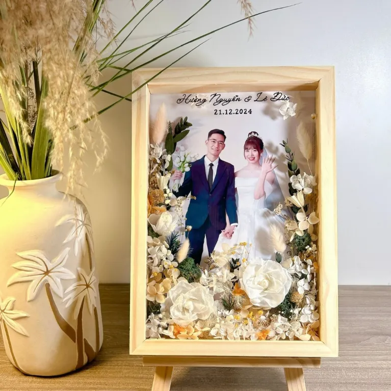 Tranh Hoa Hồng Vĩnh Cửu Kèm Ảnh Theo Yêu Cầu là một tác phẩm tranh hoa khô cá nhân hóa, giúp cô đọng vẻ đẹp từng khoảnh khắc trong không gian đầy nghệ thuật, là lựa chọn quà cho nữ ý nghĩa và quà tặng cá nhân hóa mọi dịp để gửi gắm yêu thương