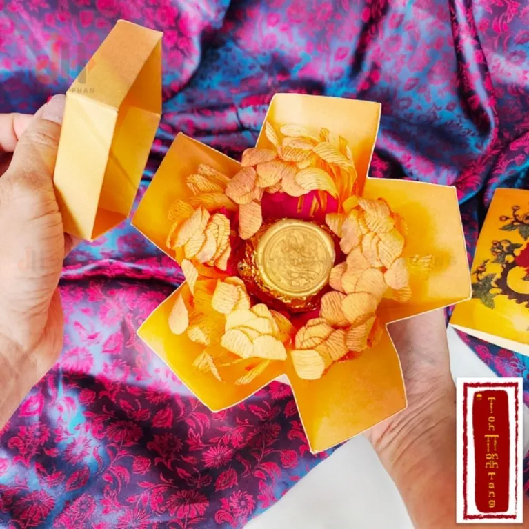 Hộp Quà "Tích Tịch Tình Tang" Phiên Bản Quy Phi Lạc Thủy – một câu chuyện tinh tế về truyền thống dân tộc, kết tinh trong set quà trà, tượng gốm & ấn phẩm, tạo nên món quà lưu niệm đậm chất văn hóa Việt.