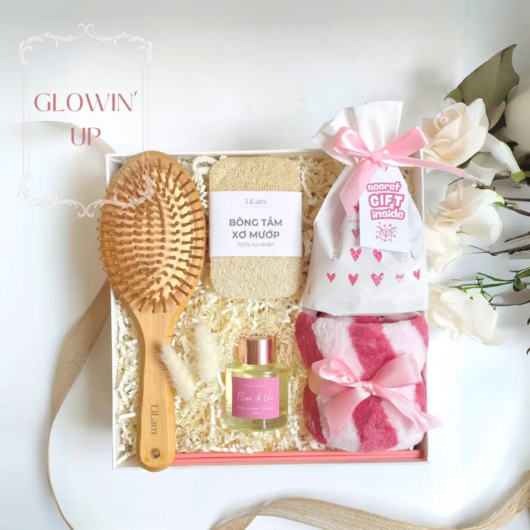 The "Glowin' Up" Gift Box is the perfect Women's Day surprise, designed to embrace her aura with a curated set of body care essentials and a mystery blind bag, making it a romantic gift for your girlfriend on March 8th.